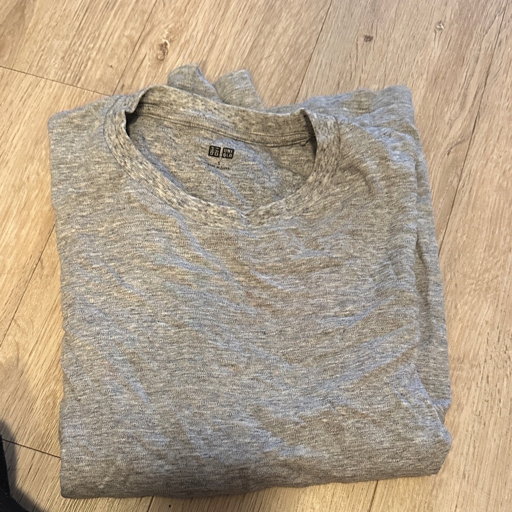 Uniqlo Men's Heather Gray long Sleeve Tee
